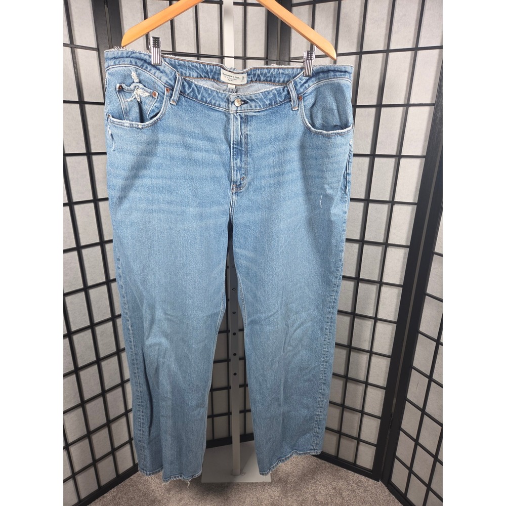 Abercrombie & Fitch The 90s Relaxed Jean High Rise Distressed Light Wash 22W